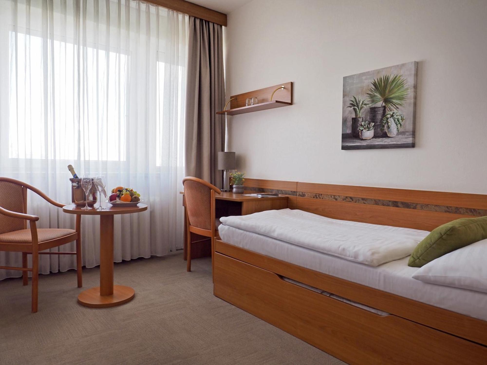 Hotel Ilf Prague Exterior photo